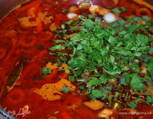 В самом конце добавьте свежую зелень и свежемолотый черный перец.