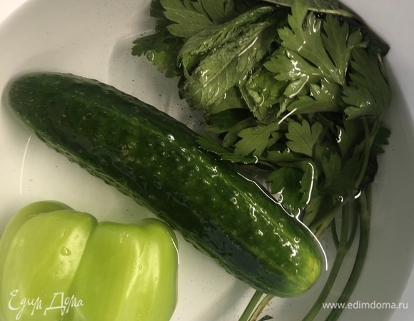 Залейте зелень, огурец и половинку болгарского перца холодной водой.