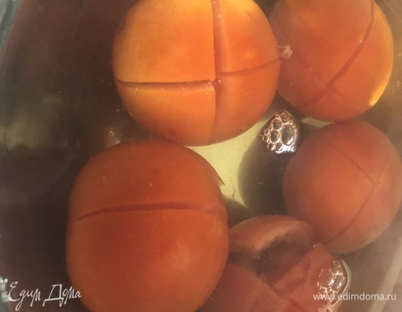 На помидоре сделайте надрезы, залейте кипятком на 5–10 минут. Это понадобится для того, чтобы снять кожицу.