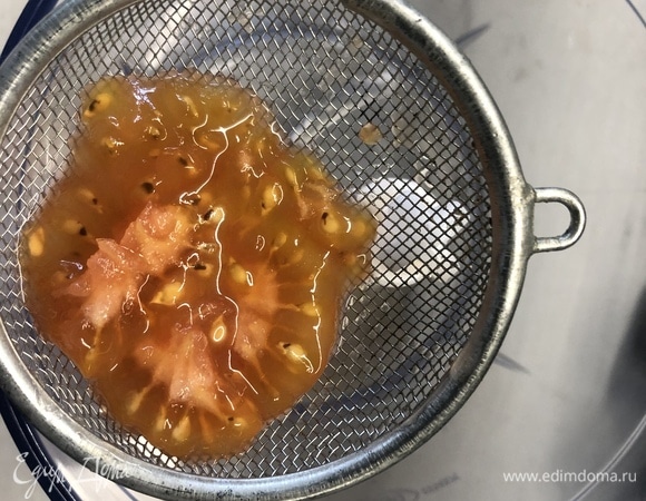 У помидора используем только мякиш, белые стволы, кожу и семена удаляем, удобно это делать через железное сито.