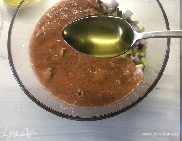 Заливаем основой, добавляем две столовые ложки оливкового масла, чайную ложку винного уксуса.