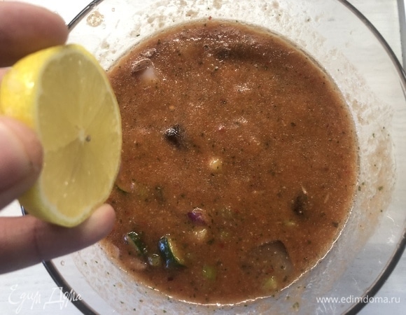 Выдавливаем сок лимона по вкусу, перемешиваем, убираем в холодильник до полного остывания супа.