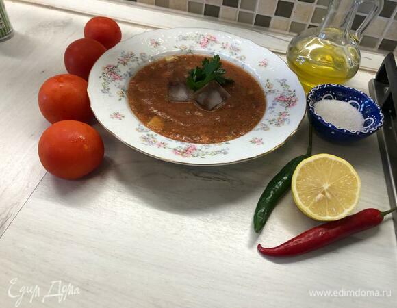 Выкладываем в тарелки, украшаем кубиками льда и зеленью. Приятного аппетита.