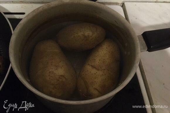 Отварить яйца и картофель. Яйца варим 10 минут и остужаем. Картофель варить примерно 15 минут, проткнуть ножом или вилкой, проверяя готовность (картофель должен стать мягким).