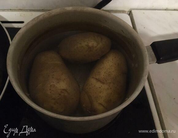 Отварить яйца и картофель. Яйца варим 10 минут и остужаем. Картофель варить примерно 15 минут, проткнуть ножом или вилкой, проверяя готовность (картофель должен стать мягким).