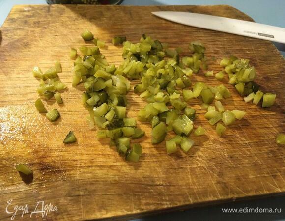 Корнишоны мелко режем. Чем меньше, тем лучше, так как ни каперсы, ни корнишоны не должны чувствоваться отдельно.