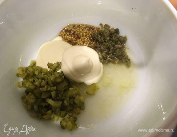 В глубокую салатницу выдавливаем сок из лимона (смотрим, чтобы не попали косточки), добавляем дижонскую горчицу, майонез, каперсы и корнишоны — это все ингредиенты для соуса.