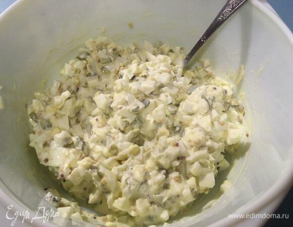 Замешиваем яйца с заправкой.