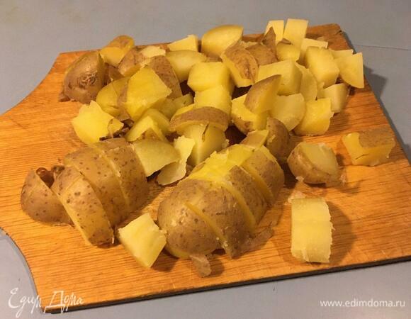Сваренный картофель чистим и нарезаем кусками среднего размера. У меня был молодой картофель, поэтому чистить я его не стала.
