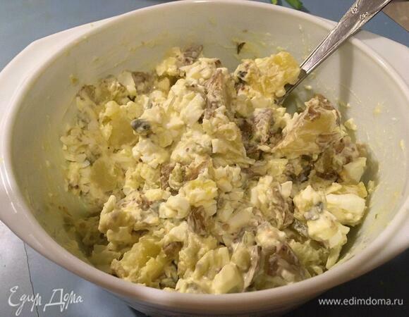 Добавляем нарезанный картофель к яйцам и заправке, перемешиваем. Лучше всего поставить салат в холодильник настояться и пропитаться заправкой на несколько часов, идеально — на ночь. При подаче украсить свежей зеленью.