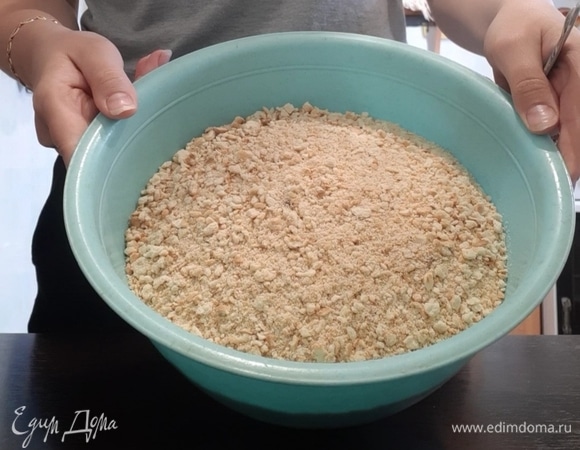 Печенье измельчить в блендере. Не надо измельчать прямо в муку, желательно, чтобы небольшие кусочки остались. Отложить немного крошки на обсыпку.