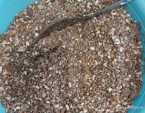 Добавить какао, перемешать и влить растопленное сливочное масло. Хорошо перемешать, чтобы не было комочков и чтобы масло и какао распределились равномерно.