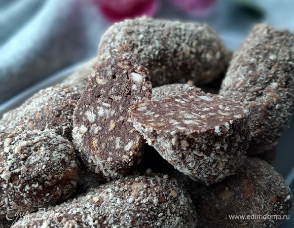 Теперь приступим к формированию пирожных. Руками сделать нужную форму, обвалять в крошке из печенья. Положить в морозилку на 30 минут. Приятного аппетита!