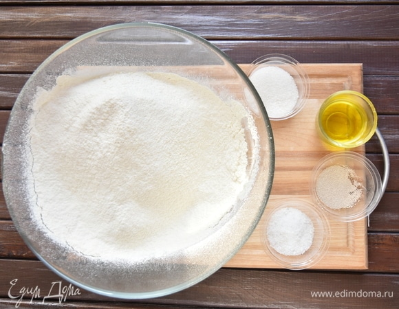 Подготовить продукты для приготовления теста. Муку просеять через мелкое сито.