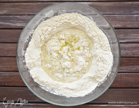 Соединить жидкие и сухие составляющие. Перемешать их, чтобы мука полностью впитала влагу.