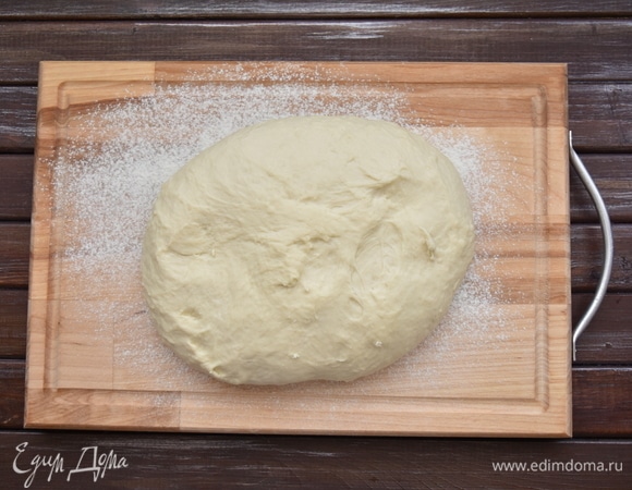 Выложить тесто на столешницу и продолжить месить тесто. Поначалу оно очень липкое, в процессе замеса рекомендую смочить руки растительным маслом. Тесто вымешивать методом растягивания и складывания минут 7–10.