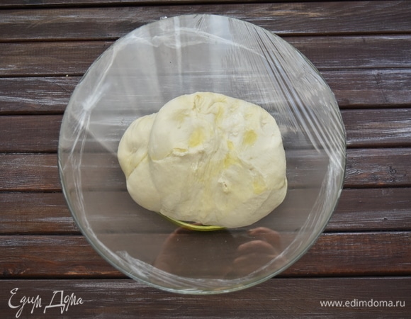 Выложить в миску, смазанную растительным маслом, для подъема и накрыть пищевой пленкой. Через 15 минут достать тесто, руками расправить его в прямоугольник и снова сложить конвертом. Повторить процедуру еще дважды с интервалом в 15 минут. Хранить тесто в холодильнике 24–48 часов.