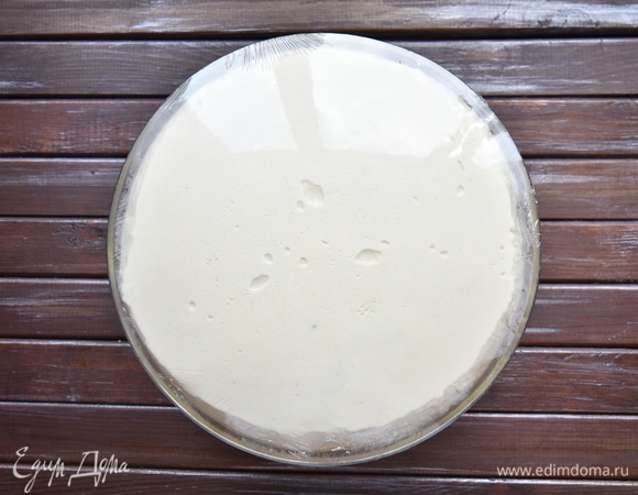 Перед использованием достать тесто из холодильника. Разделить его на части. Каждую часть «округлить» и оставить для расстойки, накрыв кухонным полотенцем.