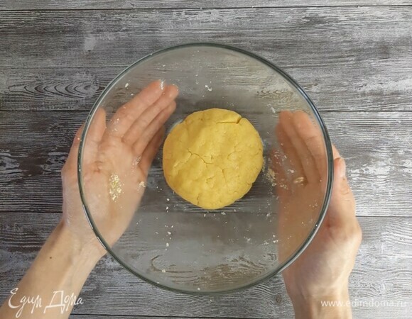 Для теста быстро растираем муку, сахар и соль с холодным сливочным маслом в мелкую крошку. Добавляем желток и хорошо вымешиваем. Даем тесту отдохнуть минут 20 в холодильнике.
