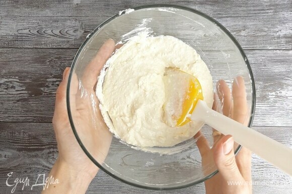 Взбиваем белок со щепоткой соли до плотной пены. Аккуратно вмешиваем его лопаткой в творожную часть.