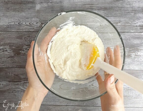 Взбиваем белок со щепоткой соли до плотной пены. Аккуратно вмешиваем его лопаткой в творожную часть.