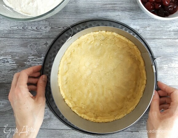 Берем форму диаметром 18 см. Распределяем тесто тонким слоем по дну, делаем бортик высотой 3 см.