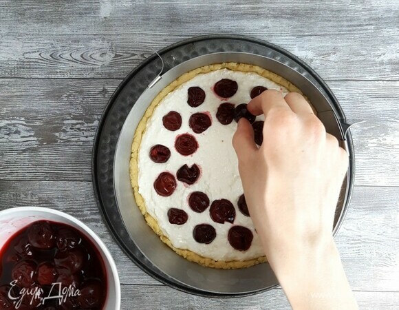 Вишню без косточки я разморозила и слила всю жидкость. Распределяем вишню на творожный свой, слегка утапливая каждую ягодку.