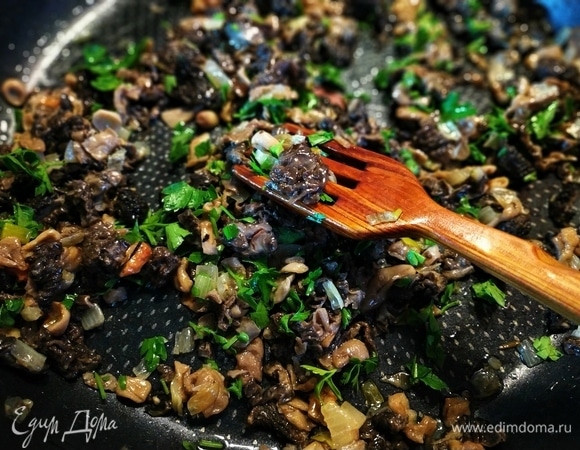 Для начинки я обжарила репчатый лук и сморчки в течение 10 минут (грибы предварительно у меня были отварены).