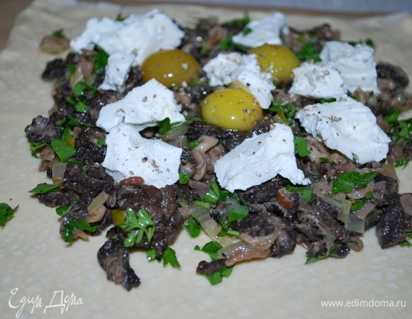 На грибы с луком добавила кусочки творожного сыра, свежемолотый черный перец и сырые перепелиные яйца.