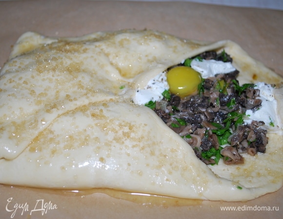 Завернула края теста конвертиком, смазала их яйцом и посыпала коричневым сахаром. Выпекала в духовке при 180°C примерно 20–25 минут, до готовности.