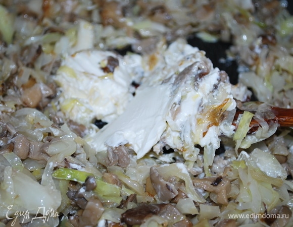 В самом конце добавьте творожный сыр и свежую зелень. Начинка готова.