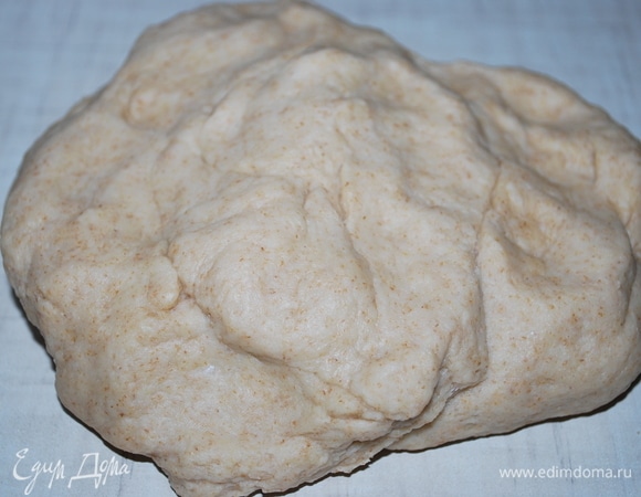 Сделайте тесто: муку соедините с солью, сахаром и разрыхлителем, добавьте кипяток с растительным маслом без запаха. Замесите тесто.