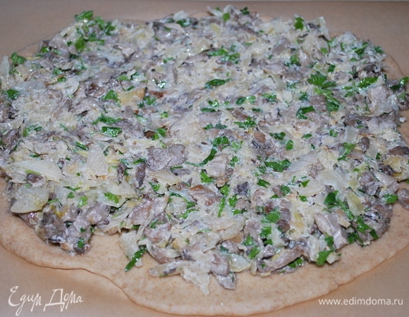 Раскатайте тесто и выложите начинку для пирога.