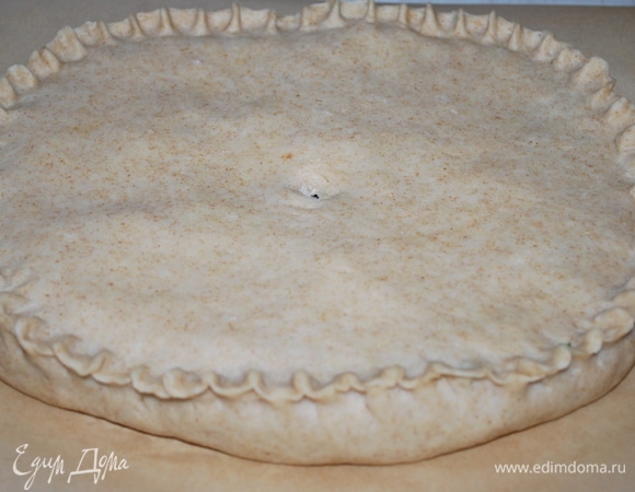 Сформируйте пирог и выпекайте в разогретой до 170°C духовке примерно 35–40 минут до готовности.