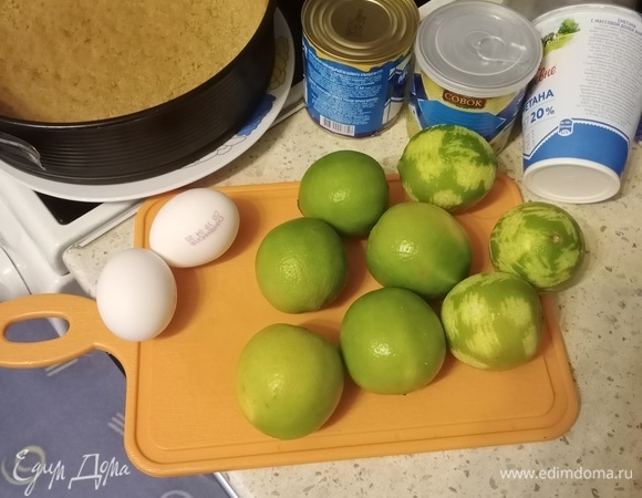 Для этого пирога желательно брать разъемную форму. На указанное выше кол-во продуктов подошла форма диаметром 24 см. Выкладываем песочную смесь в форму, равномерно распределяем по дну и делаем бортики высотой 3–4 см. Все еще работаем ручками :)<br />
Отправляем форму в разогретую духовку на 3–5 минут, чтобы основа чуточку подзолотилась. Достаем форму и оставляем ее остывать. Духовку переключаем на 160°C, потом поставим в нее пирог.