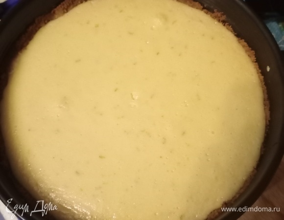 Пока основа пирога остывает, делаем начинку. С двух-трех лаймов снимаем цедру. Со всех лаймов выжимаем сок. В миску выливаем сгущенку, добавляем цедру, сок (сок вводите постепенно, чтобы регулировать кислинку). В отдельной посуде взбиваем желтки с щепоткой соли. Не пожалейте времени на взбивание, желтки должны увеличиться в объеме и посветлеть. За счет яиц наш крем схватится и будет держать форму. Желтки вводим в молочно-лаймовую смесь. Все это хорошо перемешиваем миксером и выливаем на остывшую (проверьте, чтобы основа хорошо охладилась) основу. Отправляем все это чудо в духовку (160°C) на 20–30 минут. Снова ориентируемся на мощность своей духовки. Я достала форму по истечении 20 минут, легонько ее встряхнула — начинка чуточку «дрогнула». Это и есть сигнал о готовности. Форму желательно прикрыть чем-нибудь (у меня была бумага для выпечки) и оставить остывать. Можно охладить в холодильнике, как пожелаете. Когда пирог хорошо остынет, делаем завершающий штрих.