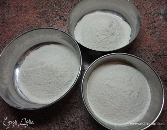 Смешать все ингредиенты для теста и разделить на 3 равные части. Яблоки (лучше кислых сортов) очистить от кожицы и семян и натереть на крупной терке. Можно сбрызнуть лимонным соком.