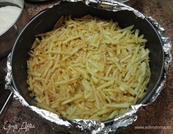 Сверху выложить половину яблок. Затем — вторая часть сухой смеси и оставшиеся яблоки. Закончить мучной смесью.