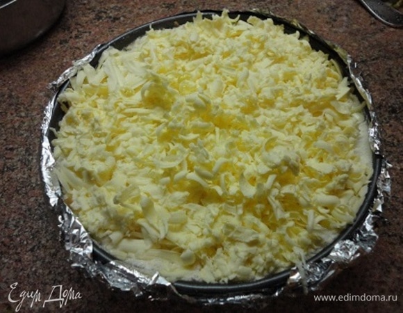 Холодное сливочное масло натереть на крупной терке и равномерно распределить по поверхности пирога.