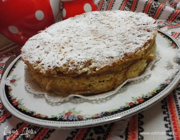 Выпекать около часа при 180°C. Остывший пирог посыпать сахарной пудрой.