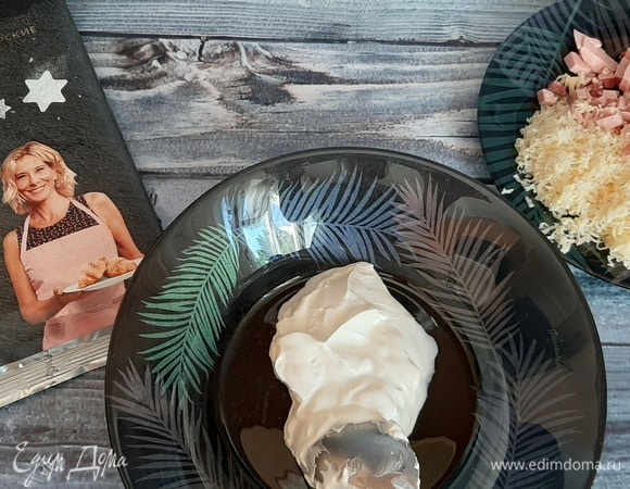 Нарезаем немного колбасы, три оливки и натираем сыр. Две ложки сметаны смешать с творожным сыром, добавить чеснок, соль, специи.