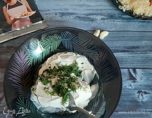 Сюда же добавить немного зелени и перемешать.