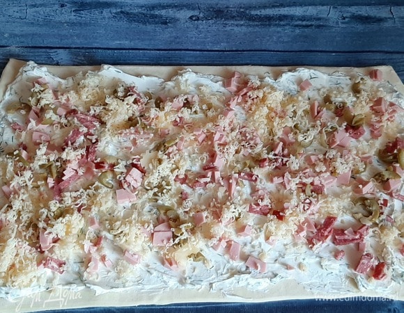 Сверху высыпаем нарезанные заготовки.