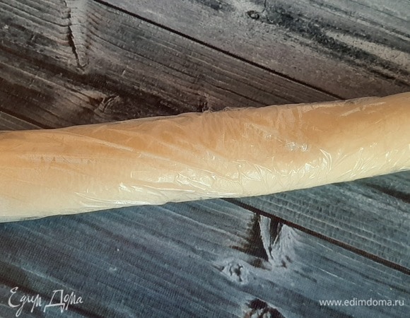 Свернуть в рулет, закрутить в пленку и отправить в морозилку на 30 минут, чтобы потом аккуратно нарезать рулет.