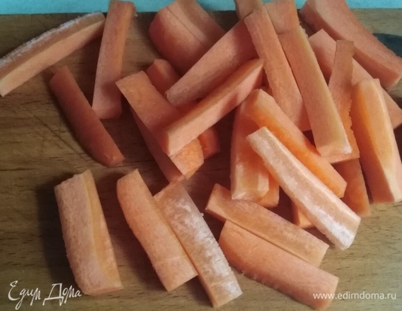Морковь вымыть, почистить, нарезать брусочками.