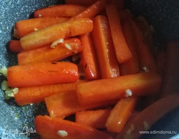 Продолжать обжаривать еще в течение 3 минут.