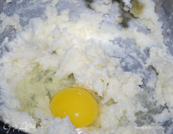 Взбить масло комнатной температуры с сахаром и добавить по одному яйца. Все хорошо взбить до пышного состояния при помощи блендера.