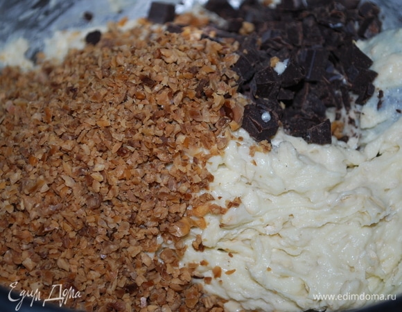 Добавить муку, овсяные хлопья, разрыхлитель, соль, кусочки шоколада и орехи (у меня обжаренный и перемолотый с помощью блендера фундук). Тесто надо хорошо перемешать и в самом конце добавить ванильный сироп.