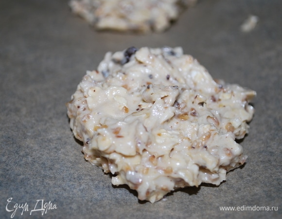 Готовое тесто выложить ложкой на бумагу для выпечки. Выпекать печенье при 170°C 20–25 минут, до готовности.