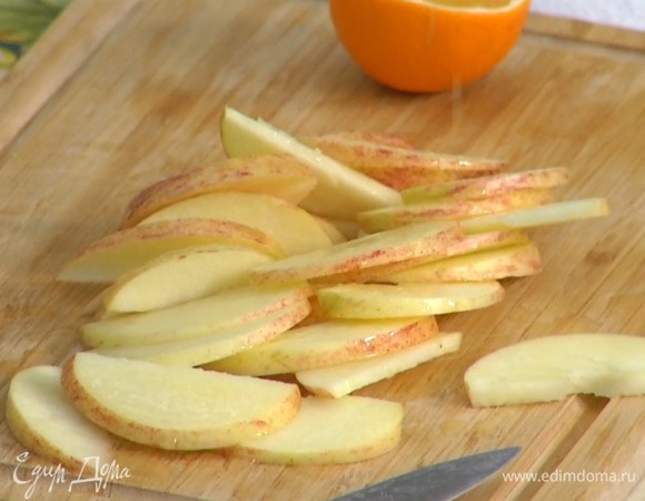 Из половинки лимона выжать сок и полить нарезанные яблоки.